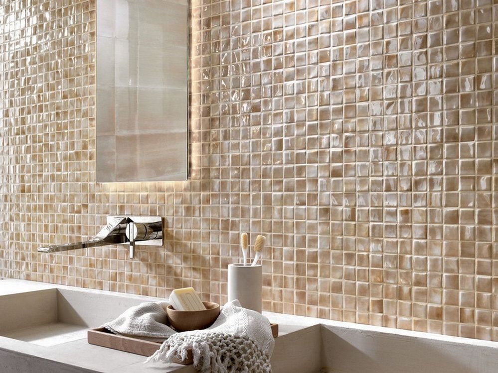 Бежевая ванная комната с мозаикой